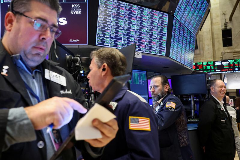 © Reuters. Traders work on the floor at the New York Stock Exchange (NYSE) in New York City, U.S., November 27, 2024.  REUTERS/Brendan McDermid/File Photo