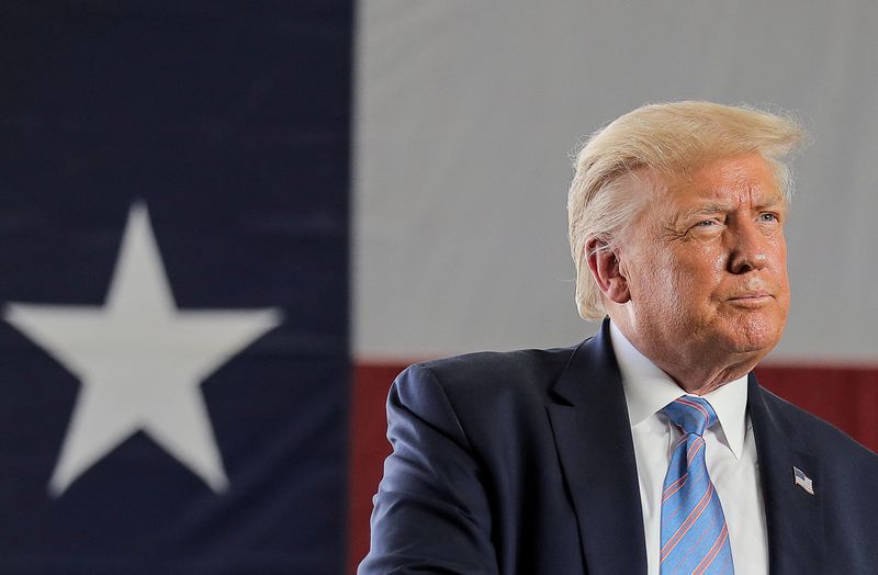 © Reuters. FILE PHOTO: U.S. President Donald Trump delivers a speech during a tour of the Double Eagle Energy Oil Rig in Midland, Texas, U.S., July 29, 2020. REUTERS/Carlos Barria/File Photo