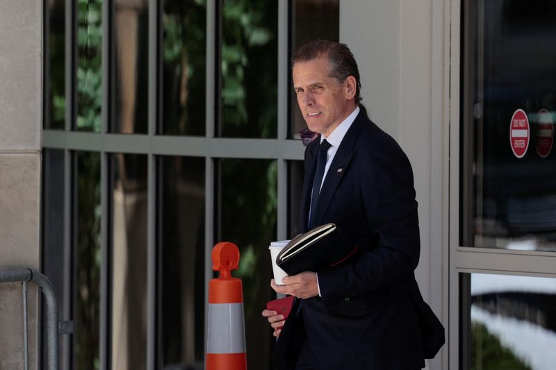 © Reuters. FILE PHOTO: Hunter Biden, son of U.S. President Joe Biden, departs the federal court during his trial on criminal gun charges in Wilmington, Delaware, U.S., June 7, 2024. REUTERS/Hannah Beier/File Photo 