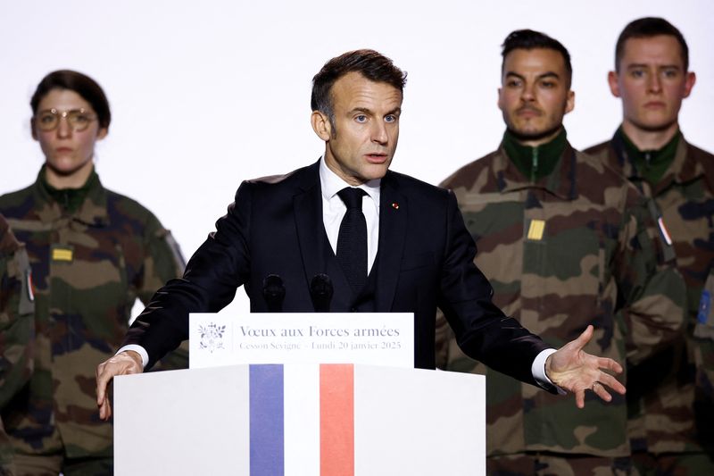 © Reuters. French President Emmanuel Macron delivers a New Year speech to the Armed Forces during a visit at the Digital Support and Cyber Command (CATNC) of the French Army in Cesson-Sevigne, near Rennes, France, January 20, 2025. REUTERS/Stephane Mahe/Pool