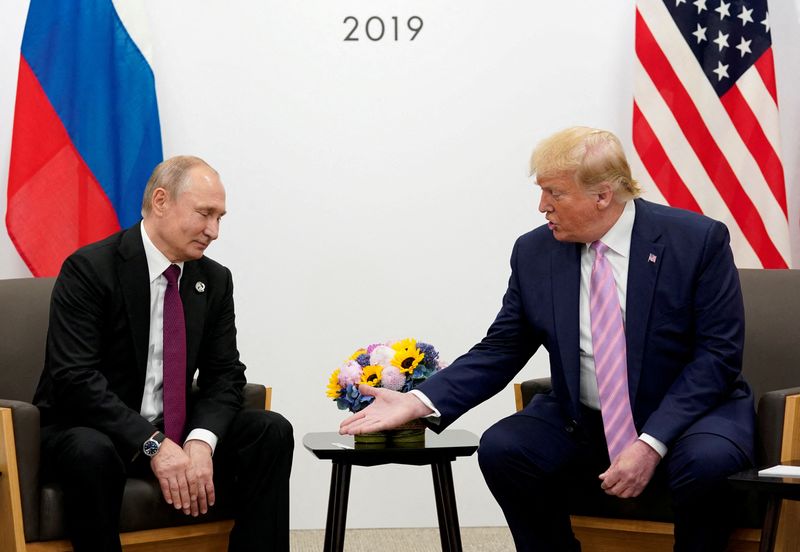 © Reuters. FILE PHOTO: Donald Trump, in his first term as U.S. president, gestures during a bilateral meeting with Russian President Vladimir Putin at the G20 leaders summit in Osaka, Japan, June 28, 2019.  REUTERS/Kevin Lamarque/File Photo