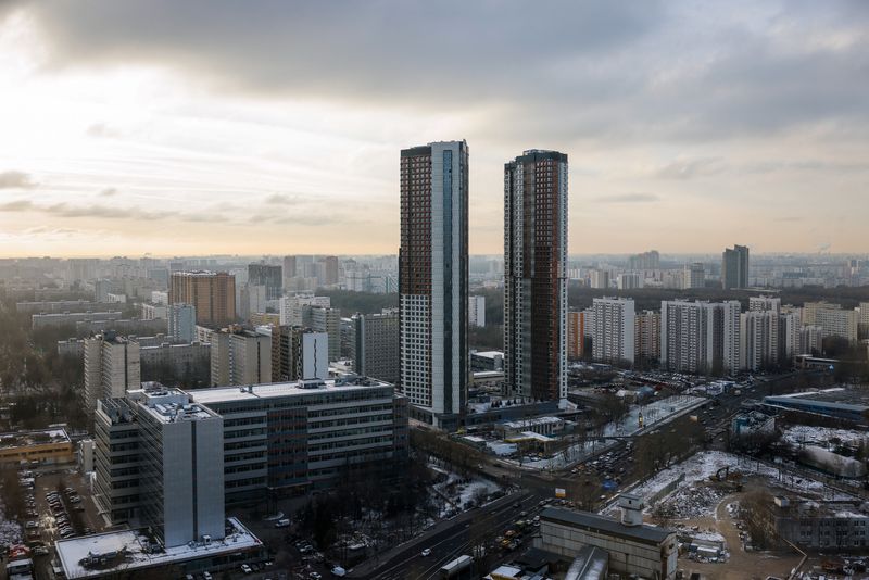 © Reuters. FILE PHOTO: A general view shows a residential area, including newly constructed apartment blocks, in Moscow, Russia, December 5, 2024. REUTERS/Maxim Shemetov/File photo