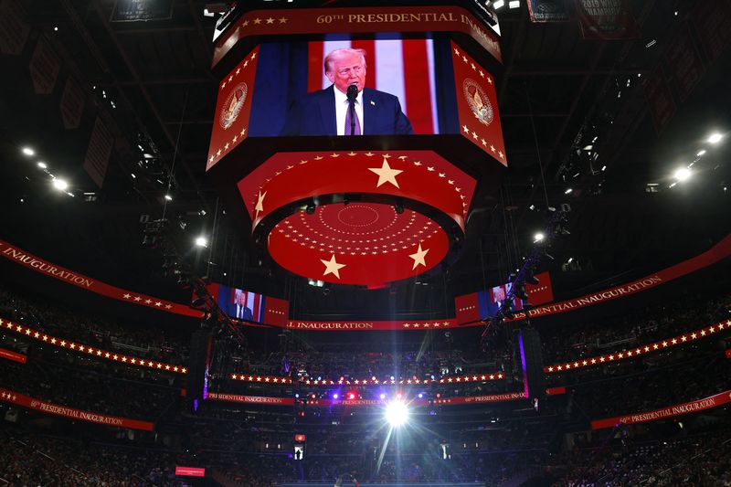 © Reuters. U.S. President Donald Trump is shown on the screen on the inauguration day of his second presidential term, inside Capital One arena, in Washington, U.S. January 20, 2025. REUTERS/Amanda Perobelli